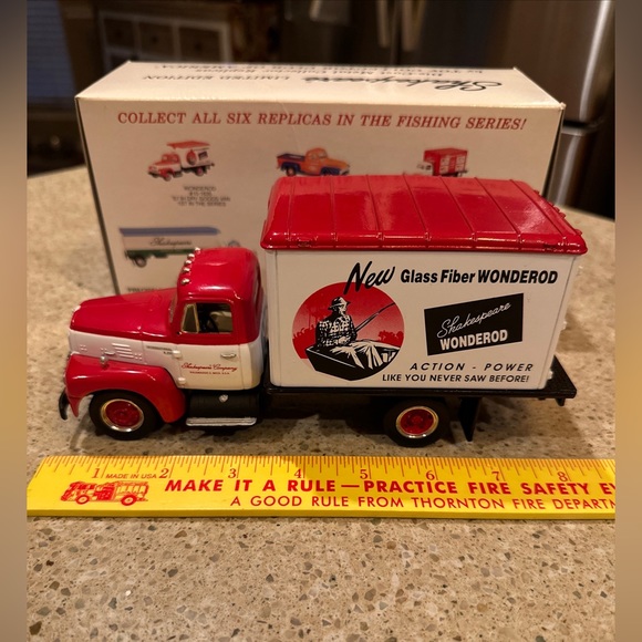 1957 IH DRY GOODS VAN ~SHAKESPEARE WONDEROD By FIRST GEAR INC. #10-1635 W Box - Picture 3 of 16